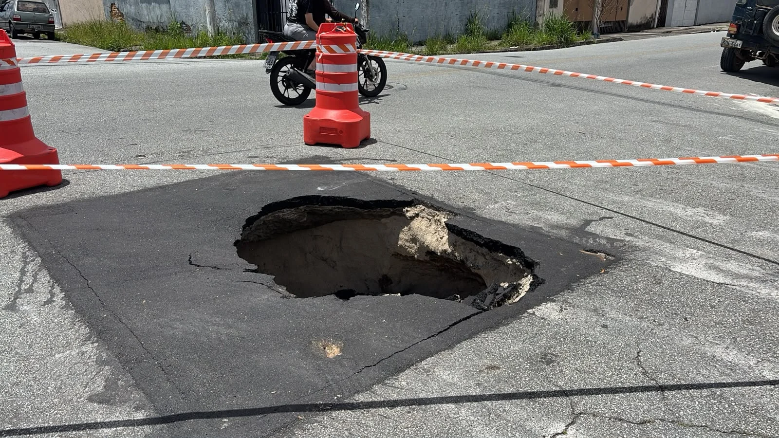Buraco se abre em avenida de Taubaté e Prefeitura e Sabesp apuram causas